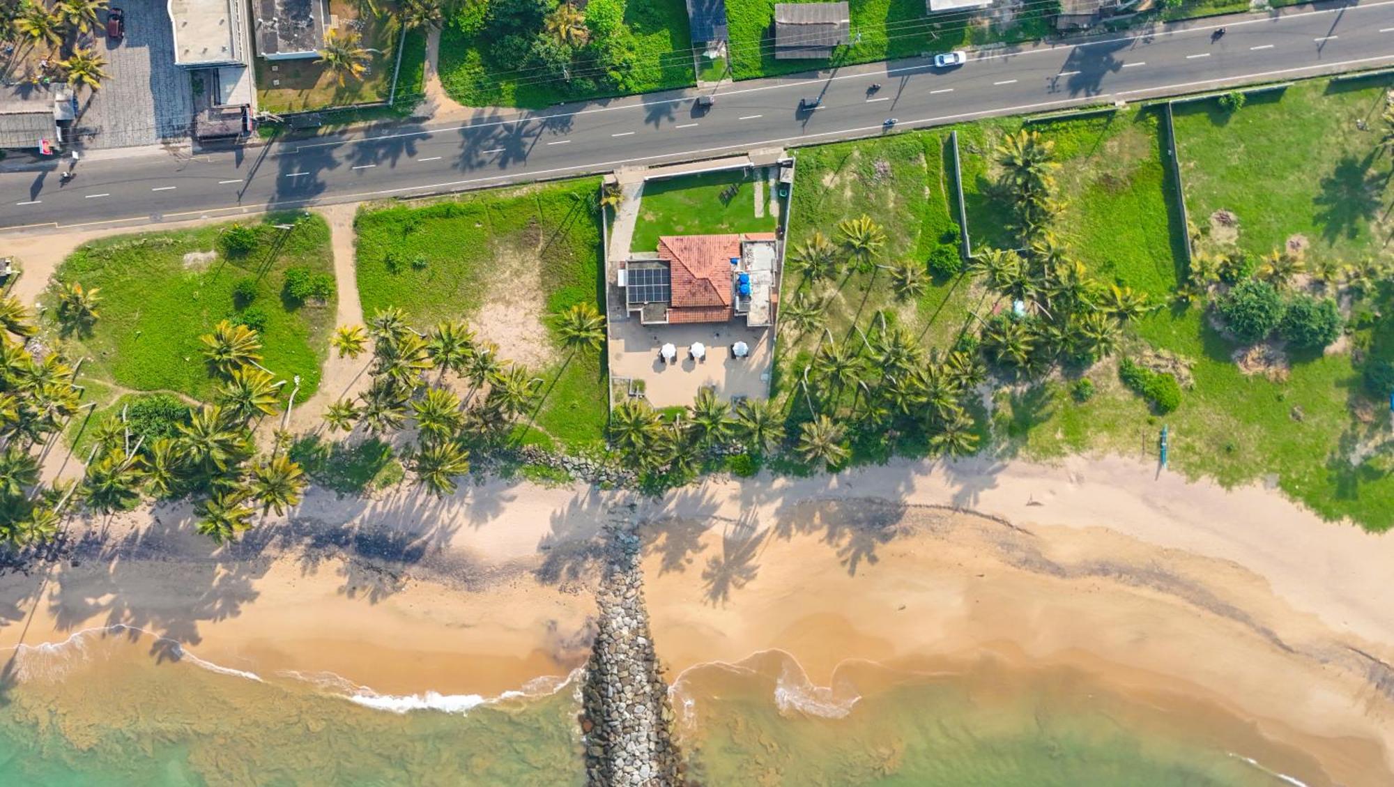 House By The Sea Hikka Hotell Hikkaduwa Exteriör bild