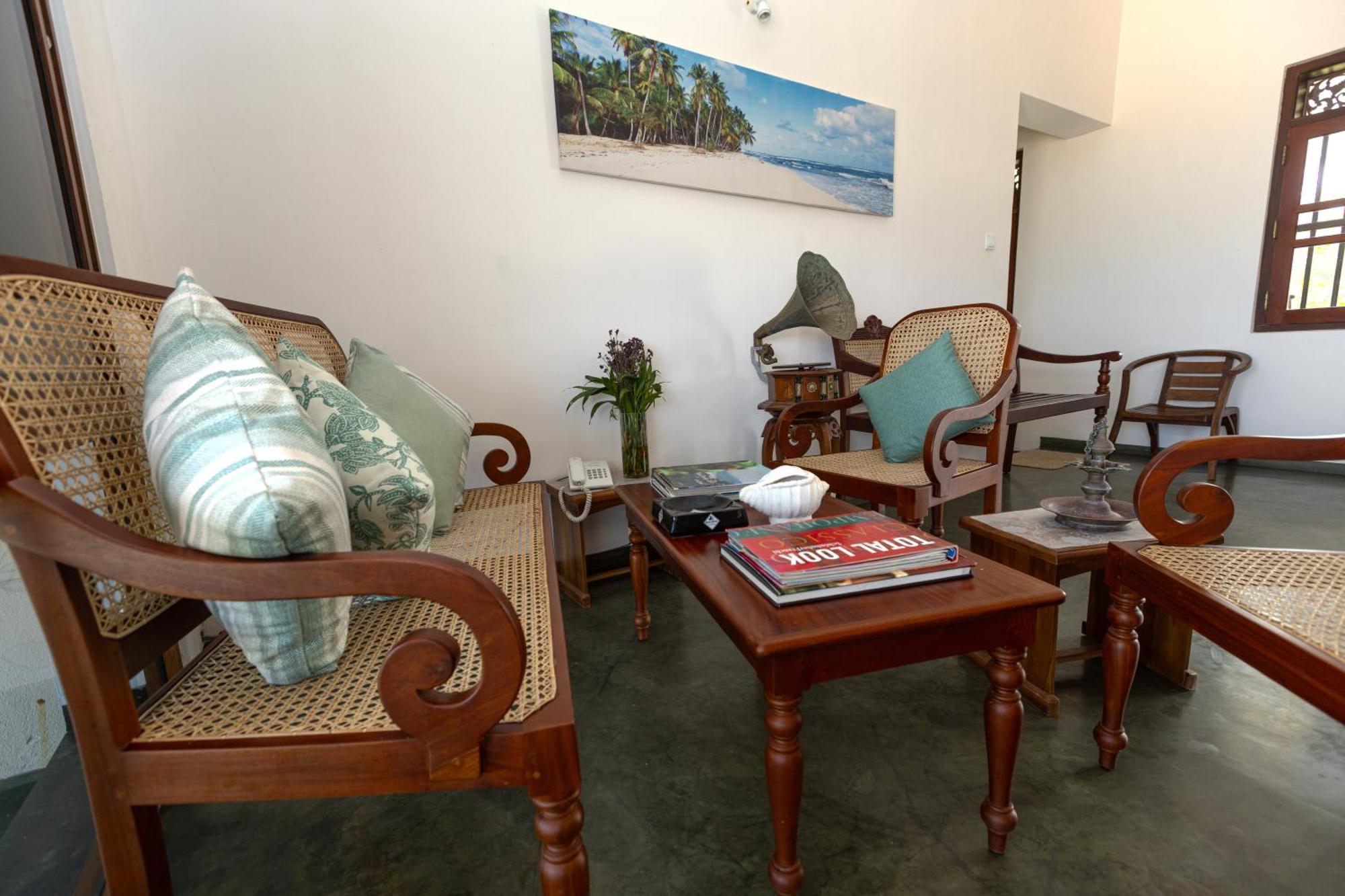 House By The Sea Hikka Hotell Hikkaduwa Exteriör bild
