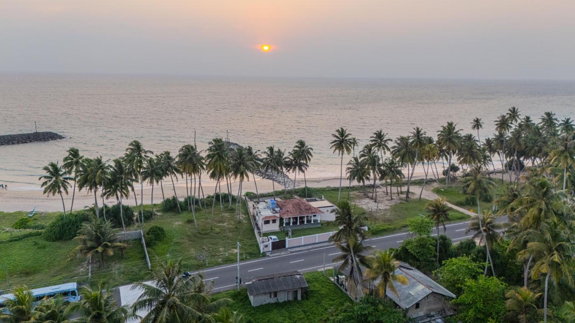 House By The Sea Hikka Hotell Hikkaduwa Exteriör bild